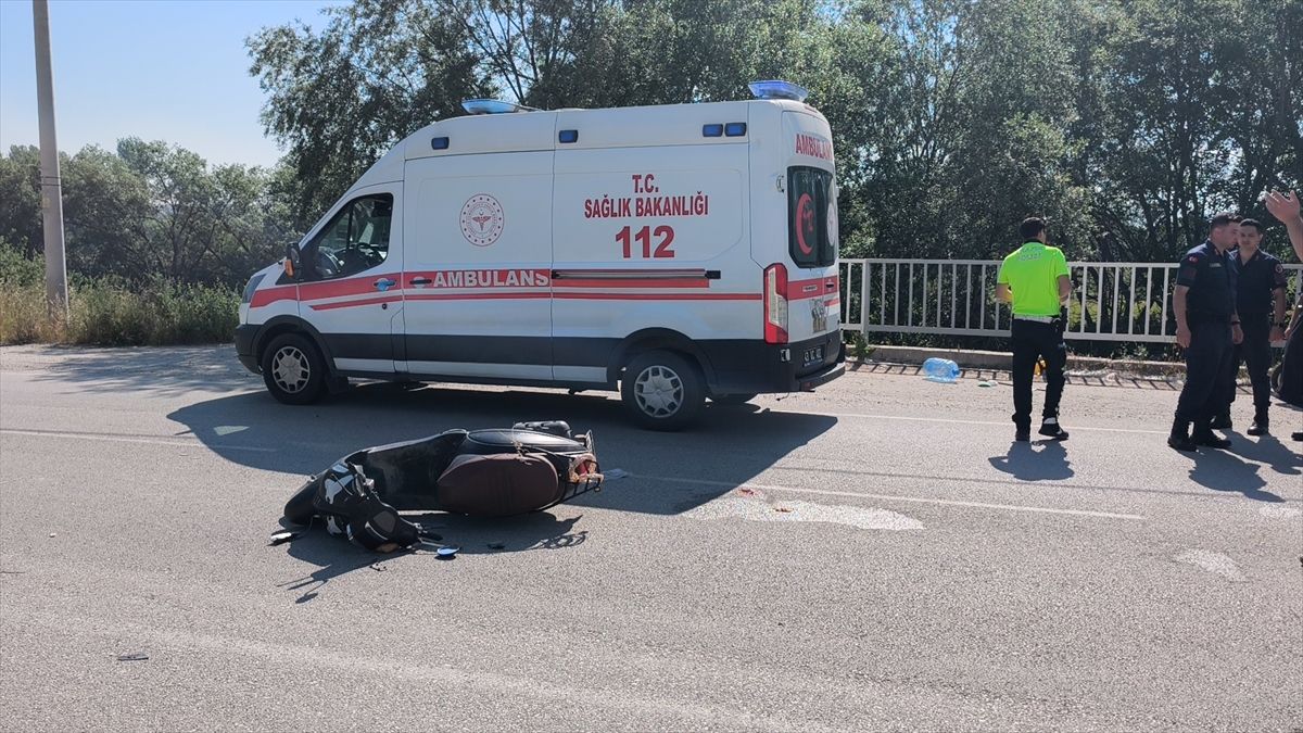 Kütahya'da meydana gelen trafik kazasında hasar gören motosiklet ve otomobilin yanında sağlık ekipleri.