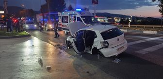 Kütahya'da otomobilin kaldırıma ve direğe çarptığı kazada 4 kişi yaralandı