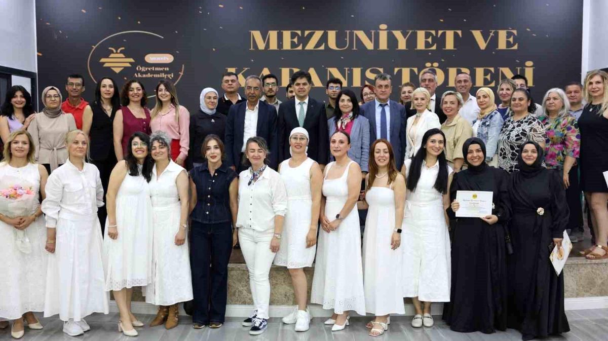 Mersin'de öğretmen akademileri kapanış programından genel bir görünüm.