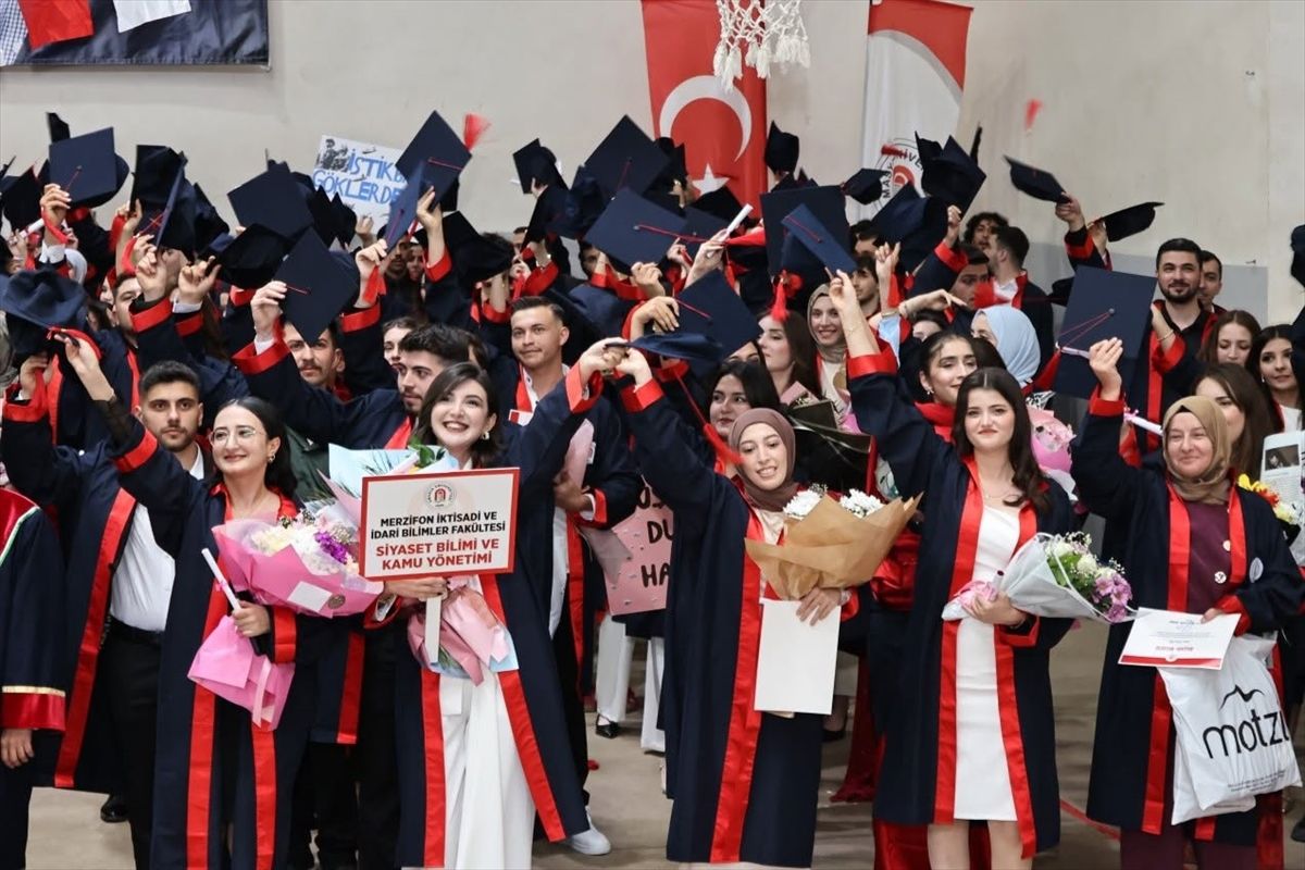 Merzifon'da fakülte ve MYO öğrencileri mezuniyet töreninde kep atıyor.