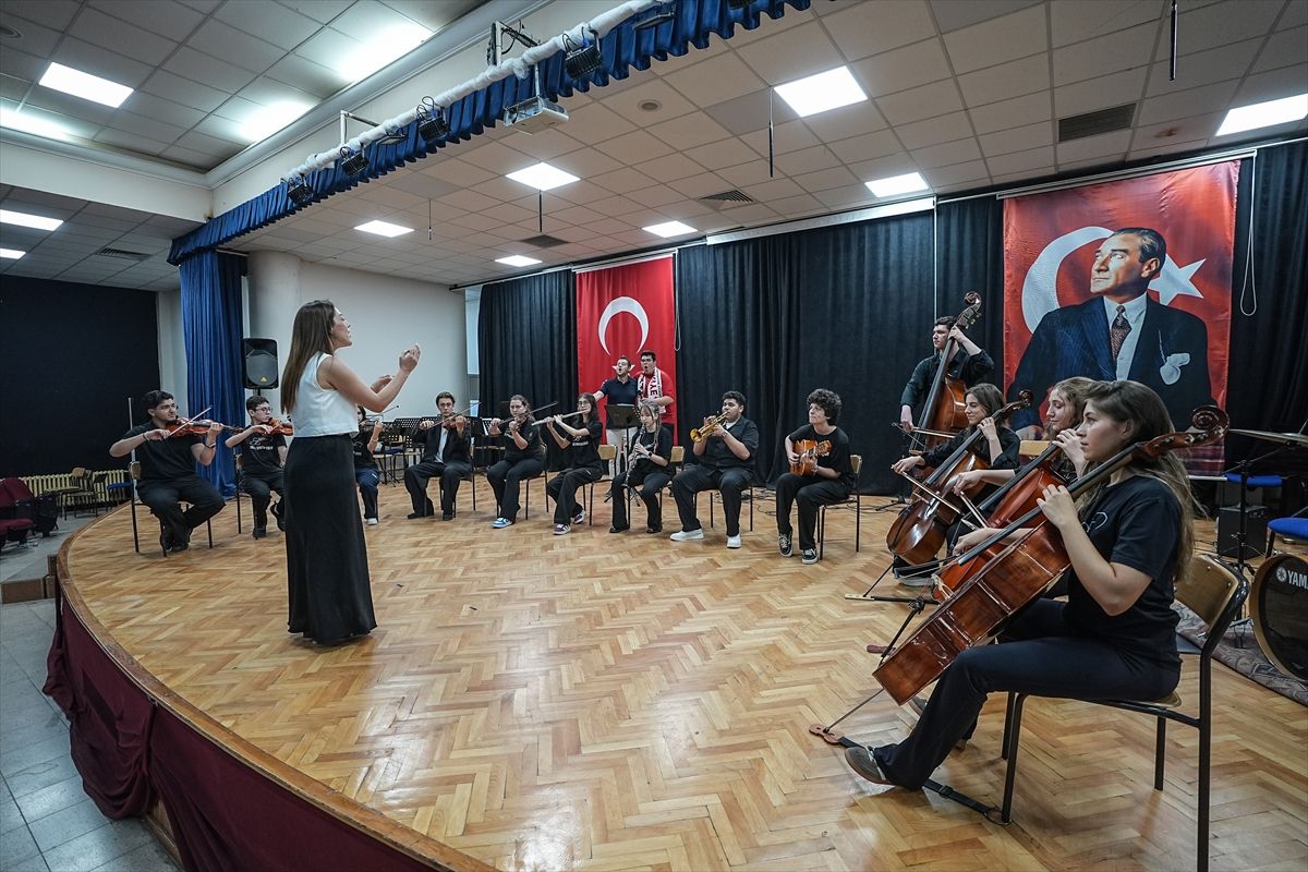 ''Milli takım beste yarışması'' birincisi liseliler, şampiyonluğun gururunu yaşıyor
