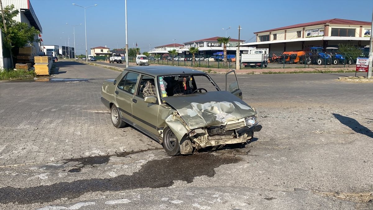 Nazilli'de iki otomobilin çarpıştığı kazada 3 kişi yaralandı