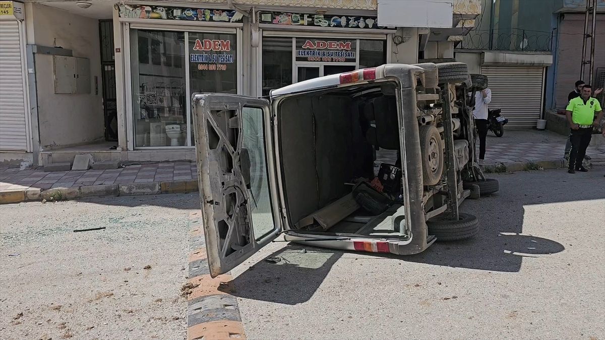 Nusaybin'de devrilen hafif ticari aracın sürücüsü yaralandı
