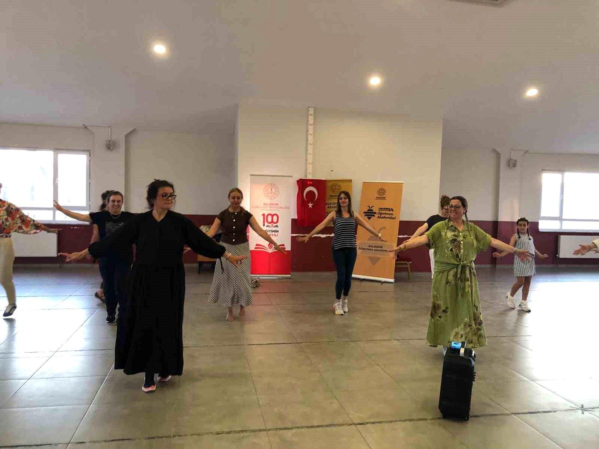 Balıkesir'de Öğretmenler Kafkas Danslarıyla Döneme Veda Etti