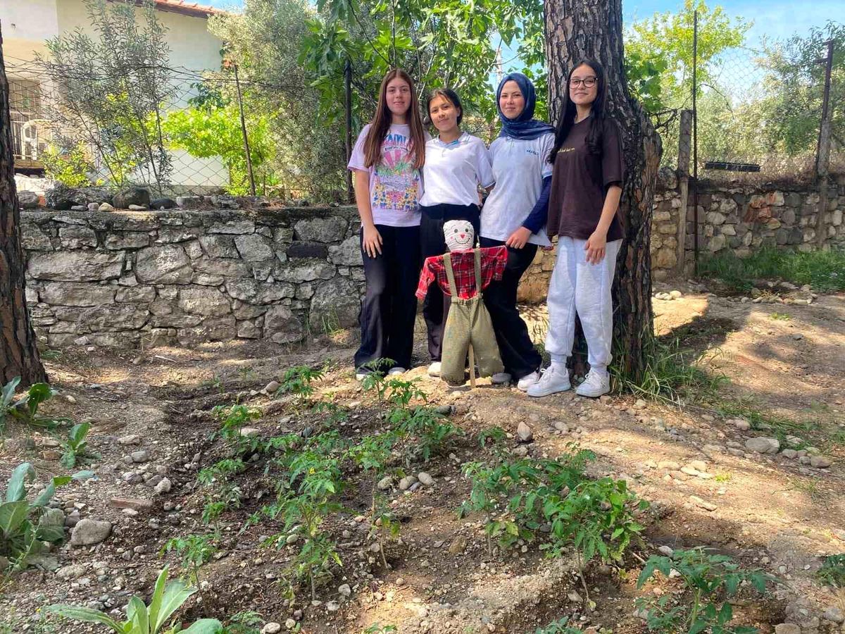 Okul bahçesi hem üretim alanına hem geri dönüşüm merkezine dönüştü