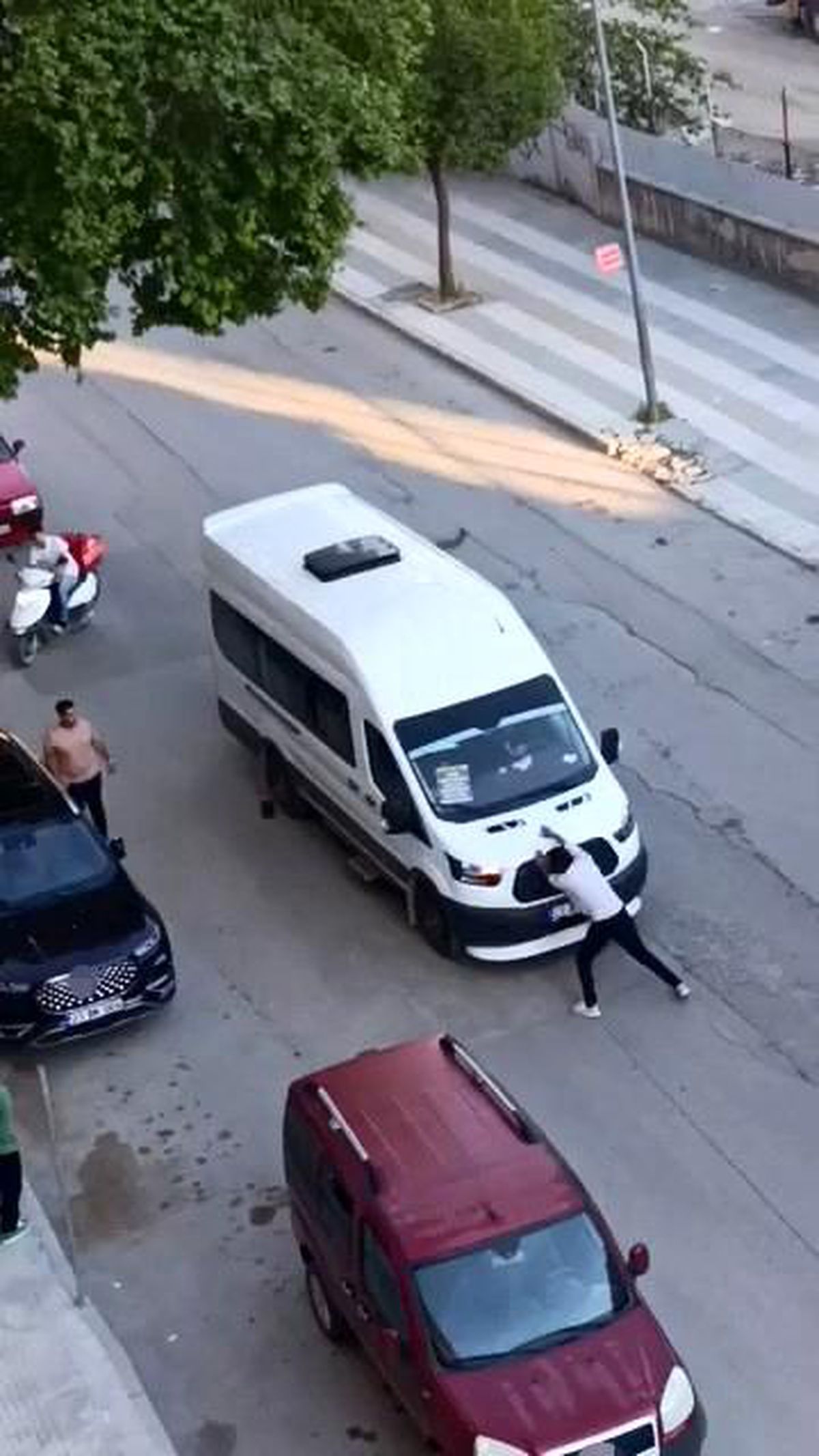 Önünü kestiği yolcu minibüsünü yumrukladı