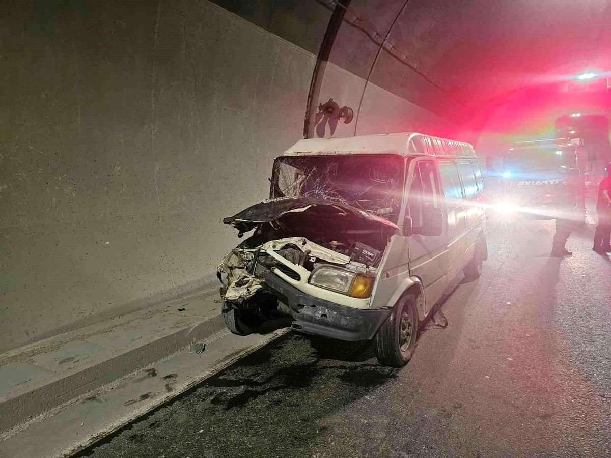 Osmangazi Tüneli içindeki trafik kazasında, 1'ağır 3 kişi ya
