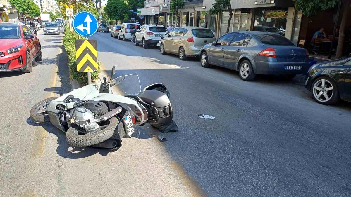Aydın'ın Efeler ilçesinde otomobil ile motosikletin karıştığı trafik kazası sonrası yaralıya müdahale eden sağlık ekipleri.
