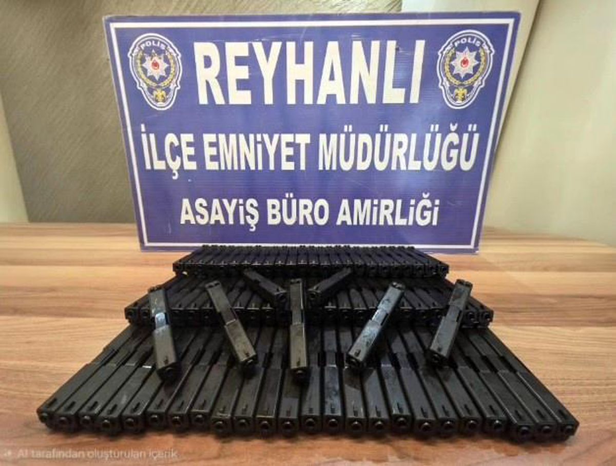 Otomobilin bagajındaki zuladan onlarca silah parçası çıktı