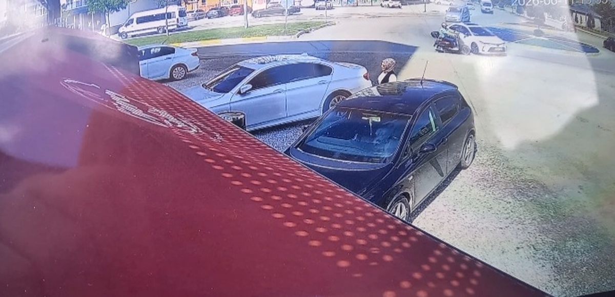 Aksaray'da bir kavşakta otomobille çarpışan motosikletin sürücüsü Önder Yıldız'ın yaralandığı kaza anı.