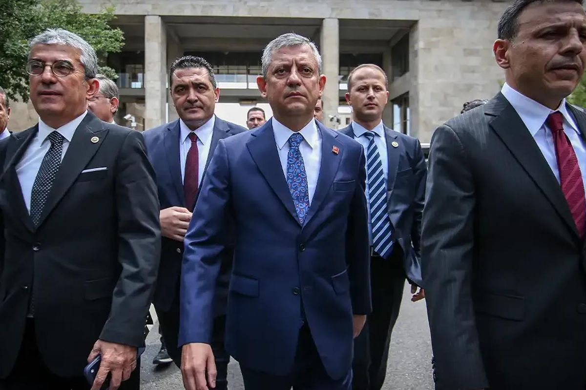 Özgür Özel'in ekibinden 28 CHP Parti Meclisi üyesi istifa etti