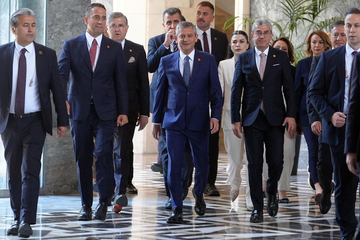 CHP logosu ve Özgür Özel'in fotoğrafı
