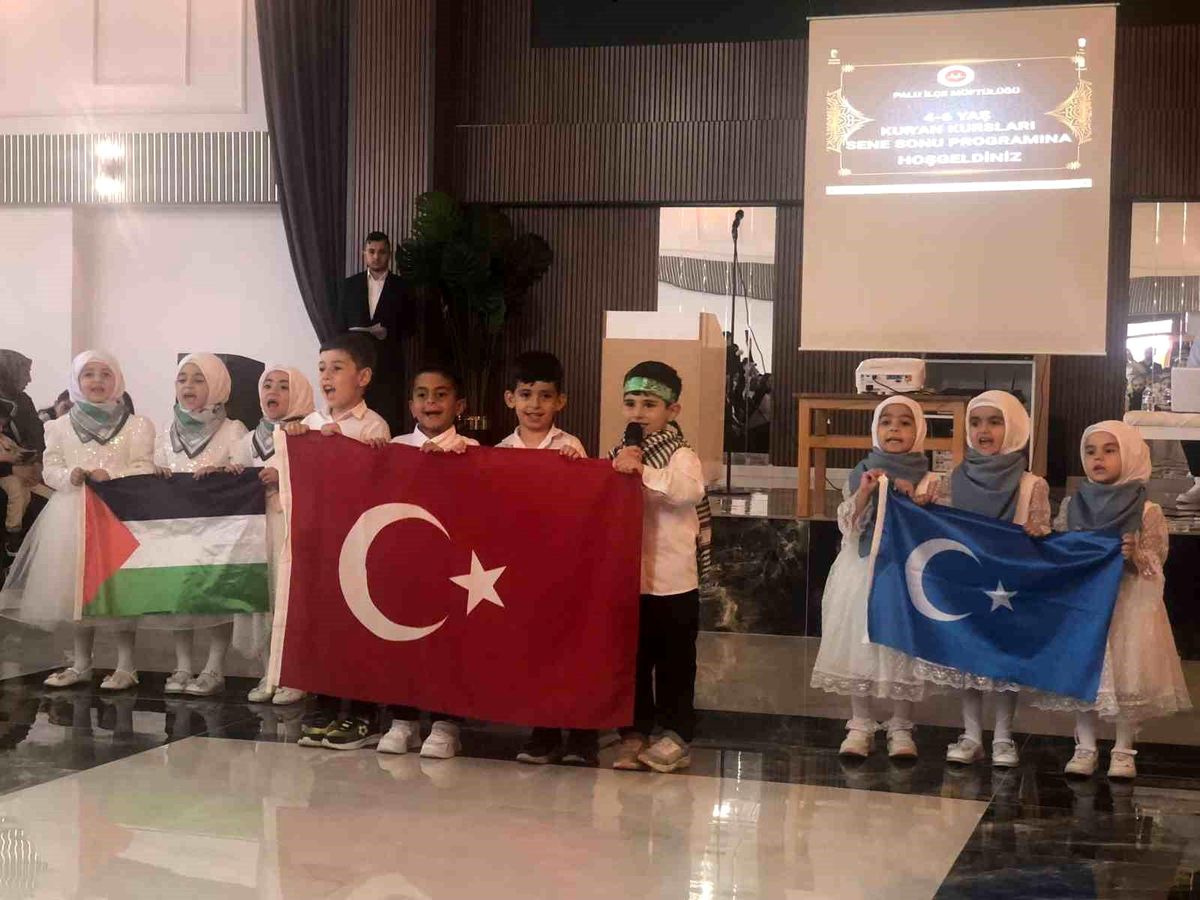 Palu'da Kur'an kursu öğrencilerinin mezuniyet sevinci