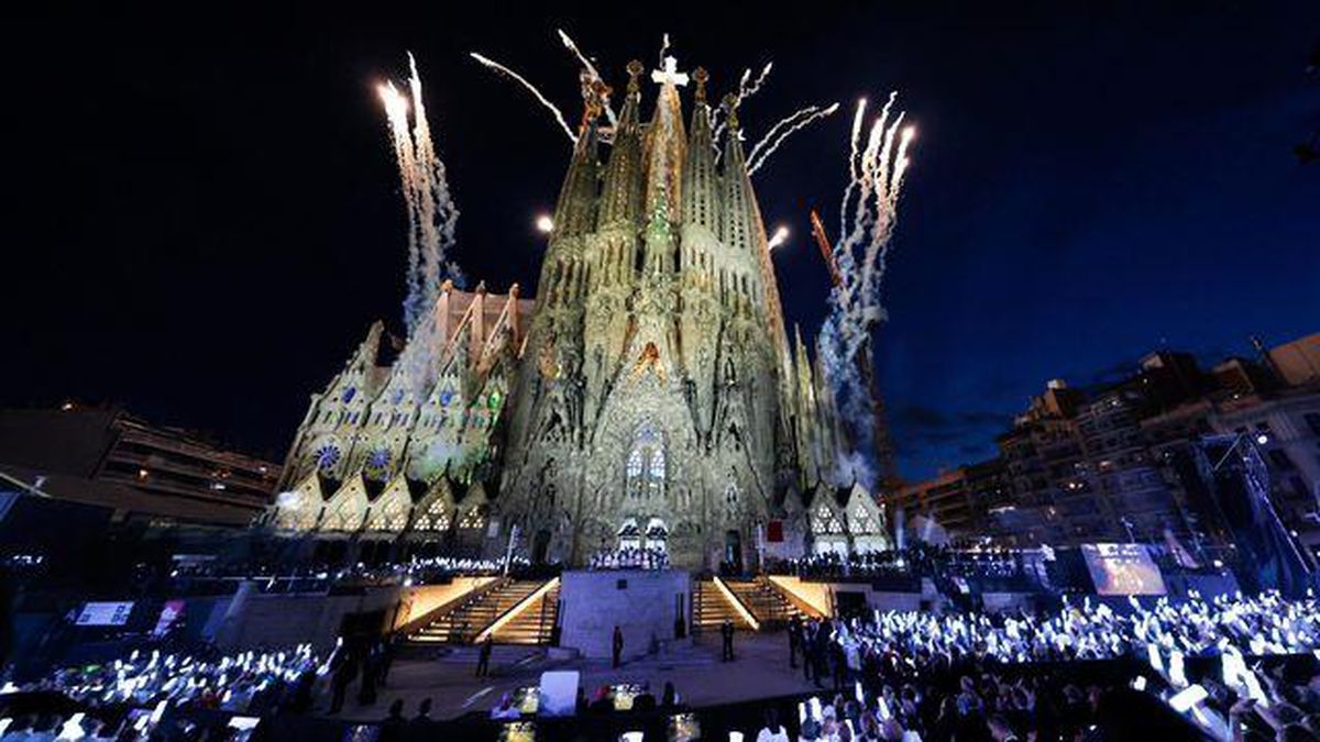 100 yıllık hayal gerçek oldu: Dünyanın en yüksek kilisesi Sagrada Familia'da dev kule tamamlandı