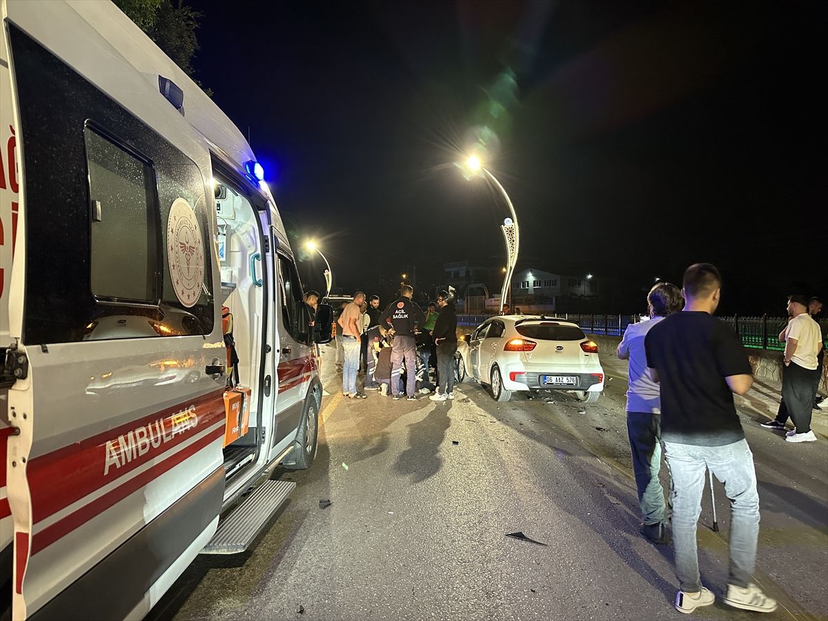 Sakarya'da otomobil ile çarpışan motosikletin sürücüsü yaral