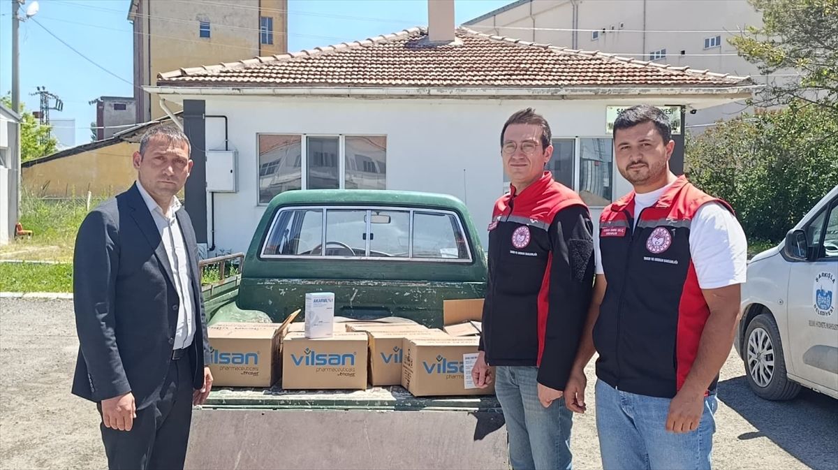 Sivas'ın Şarkışla ilçesinde kene mücadelesi kapsamında hayvanlara ilaçlama yapılıyor.