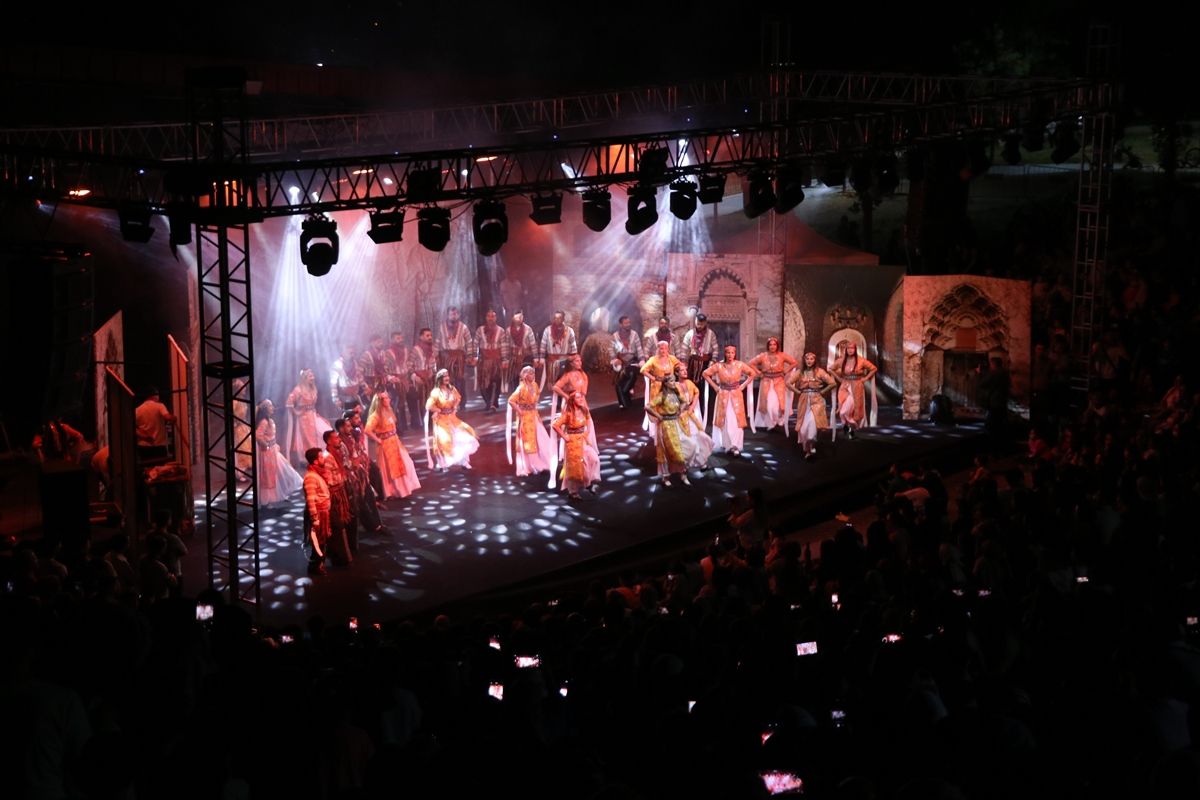 Siirt'te Maarif Halk Dansları Topluluğu sahne aldı