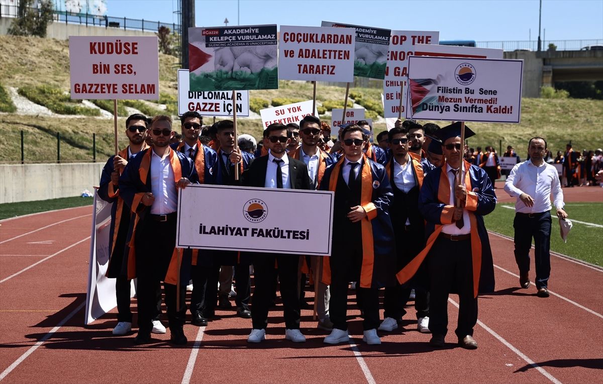 Sinop Üniversitesinin mezuniyet töreninde öğrencilerden Filistin'e destek