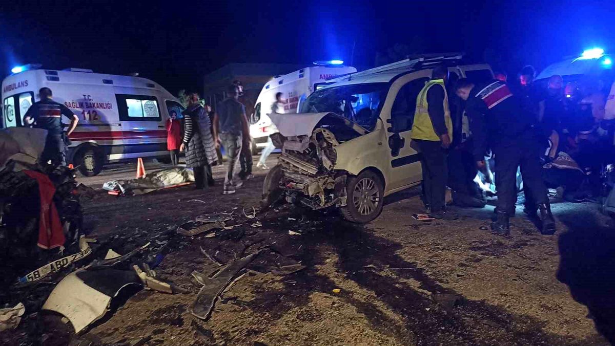 Sivas'ta iki araç kafa kafaya çarpıştı: 1 ölü, 3'ü ağır 7 yaralı (GÜNCELLEME)