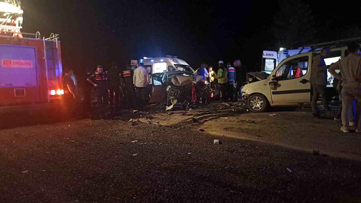 Sivas'ta iki araç kafa kafaya çarpıştı: 4'ü ağır 8 yaralı