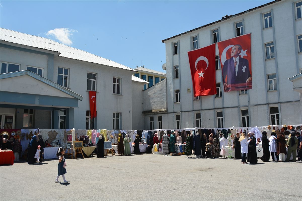 Tatvan'da kursiyerlerin el emeği ürünleri sergilendi
