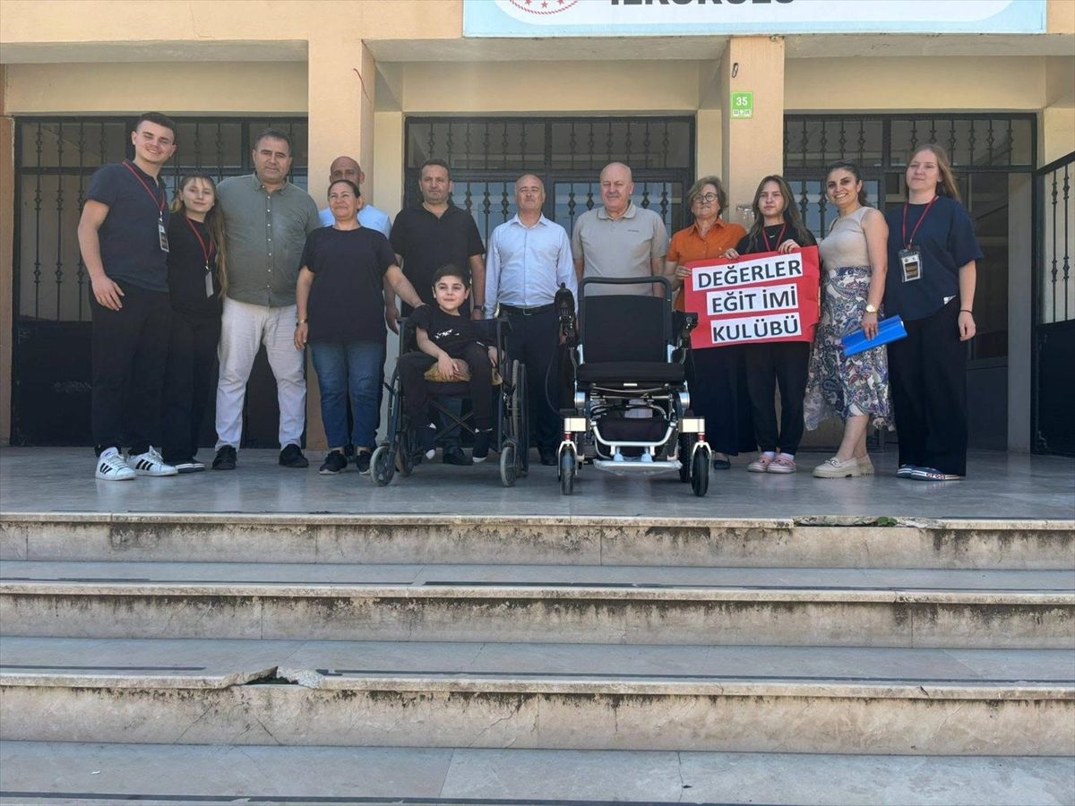 Öğrenciler tarafından ihtiyaç sahiplerine teslim edilen tekerlekli sandalyeler