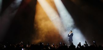 Teoman Beşiktaş Tüpraş Stadyumu'nda konser verdi