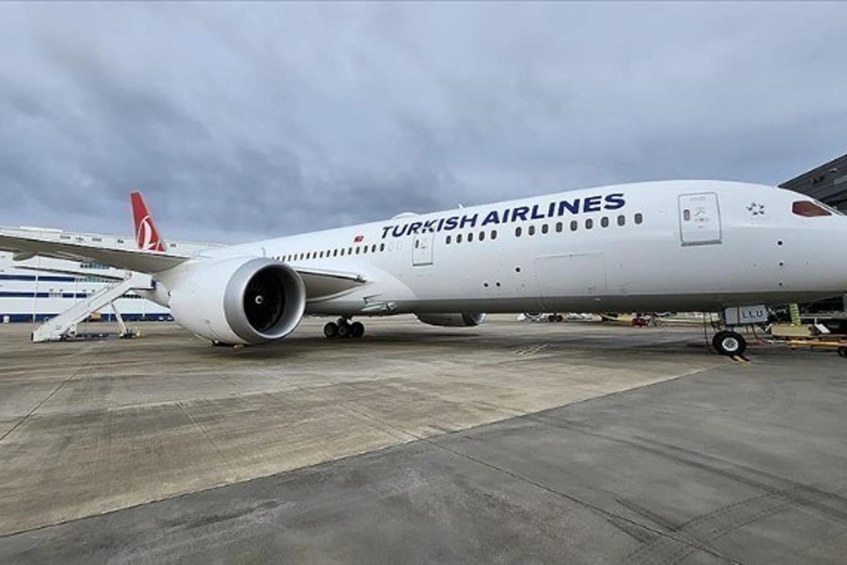 THY uçağı Antalya'da radar direğine çarptı