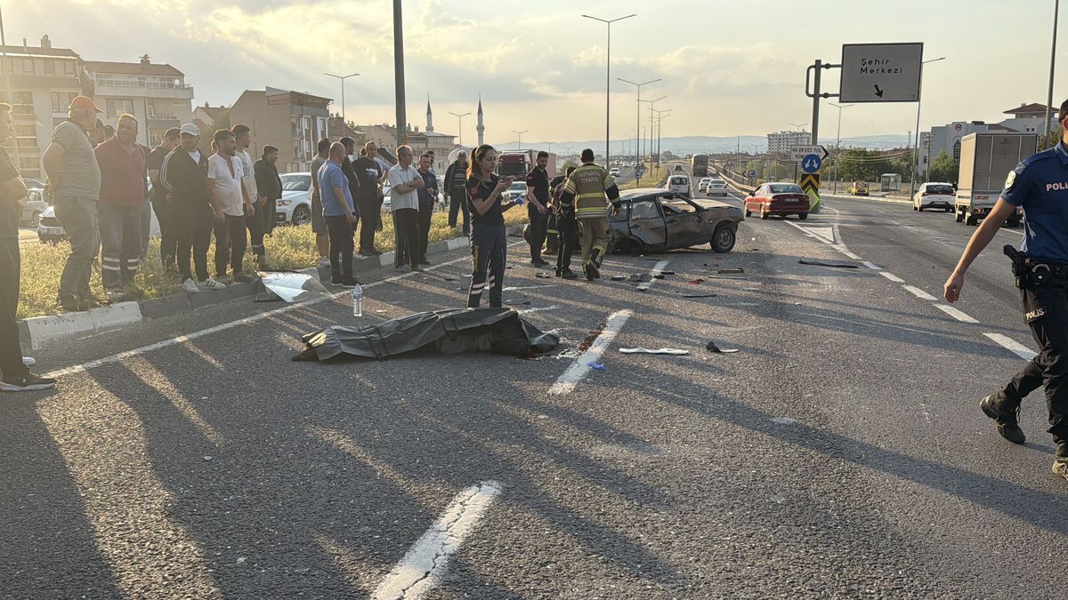 TIR'la çarpışan otomobil takla atıp karşı şeride geçti; 1 öl