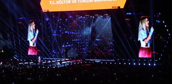 Demet Akalın Trabzon'da coşturdu, askeri bando konser verdi