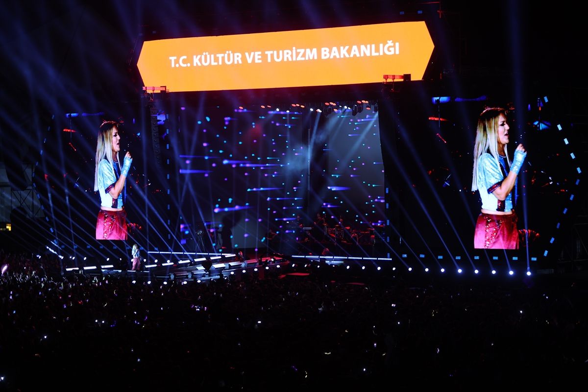 Demet Akalın Trabzon'da coşturdu, askeri bando konser verdi