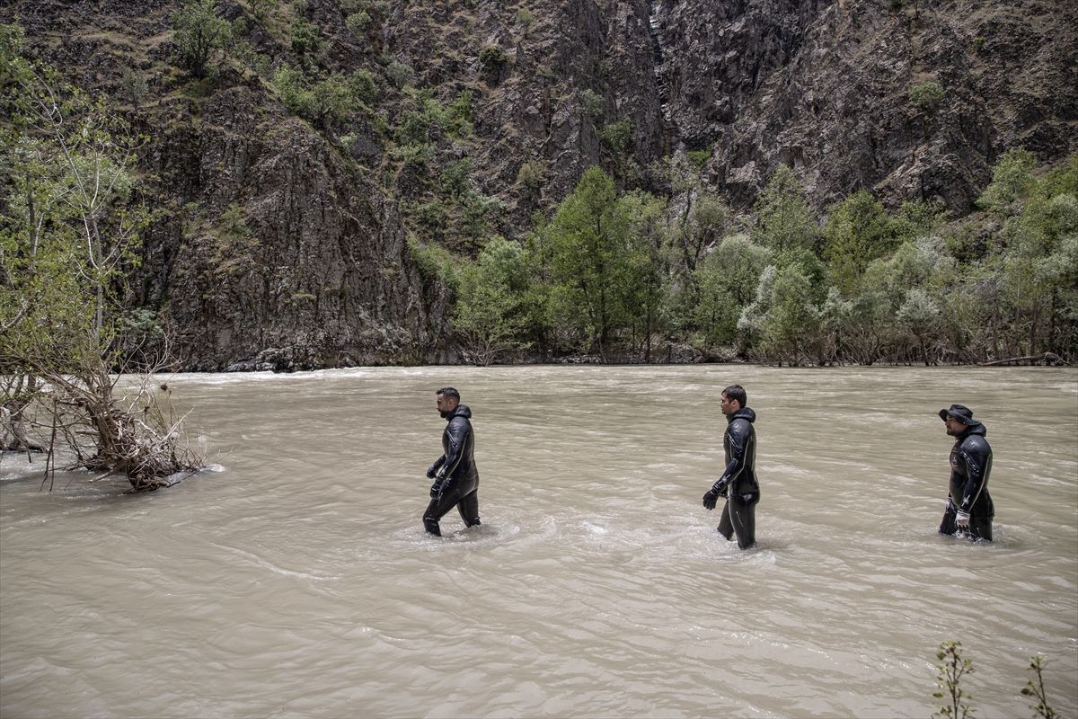 Tunceli'de itfaiyenin dalgıçları Munzur Çayı'ndaki zorlu eğitimlerle her an göreve hazır
