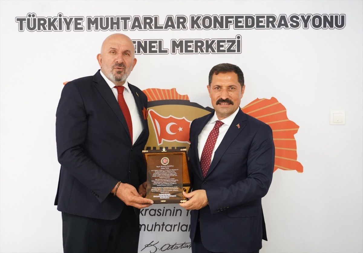 Hatay Valisi Mustafa Masatlı'ya 'Asrın Valisi' ödülünün verildiği an.