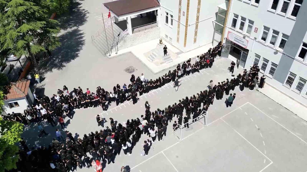 Türkiye şampiyonu olan öğrencilere meşaleli karşılama