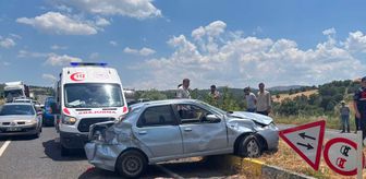 Uşak'ta otomobilin refüje çarptığı kazada baba ile kızı yaralandı