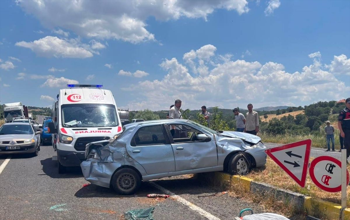Uşak'ta otomobilin refüje çarptığı kazada baba ile kızı yara