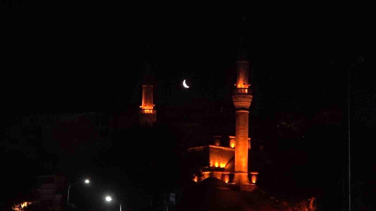 Üsküdar'da iki minare arasında beliren hilal, kartpostallık 