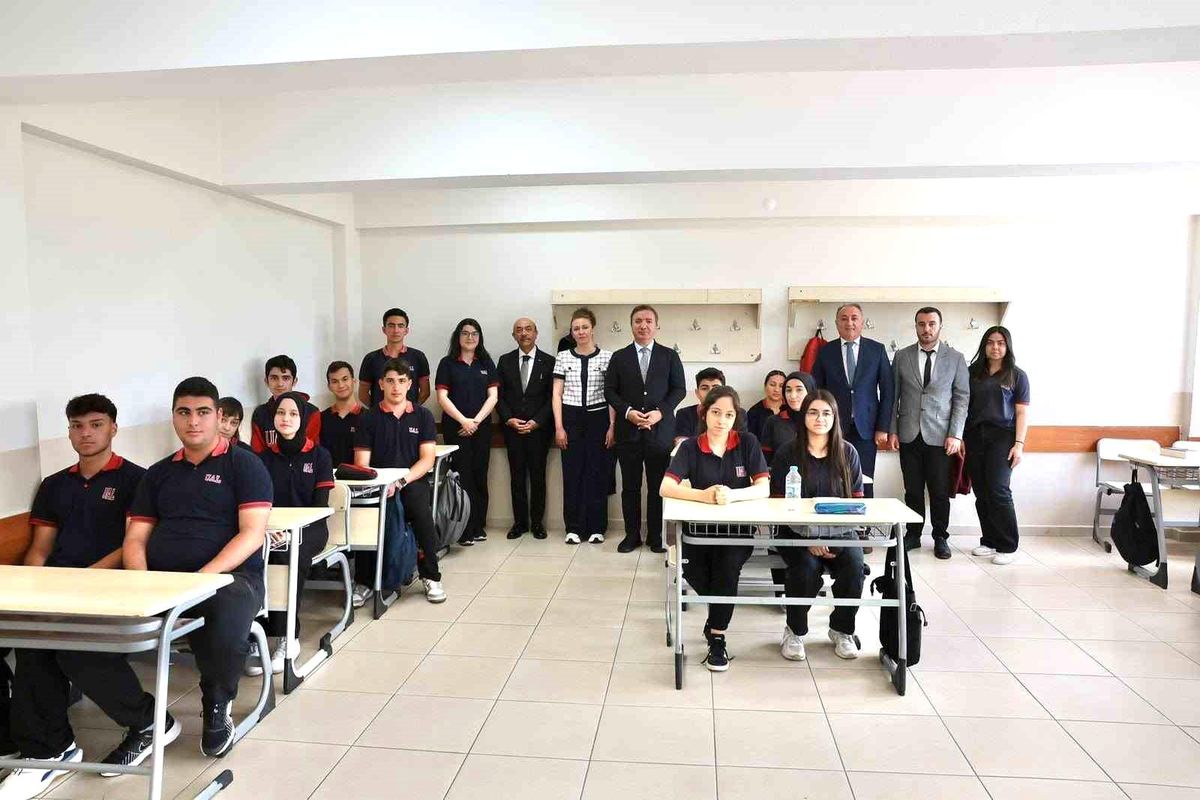 Vali Aydoğdu'dan YKS'ye hazırlanan öğrencilere başarı dileği