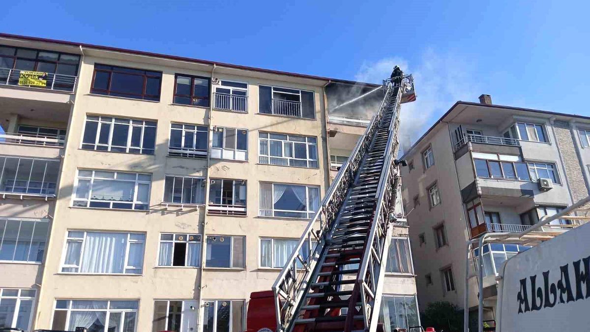 Yangında mahsur kalan kadın ve çocuk kurtarıldı