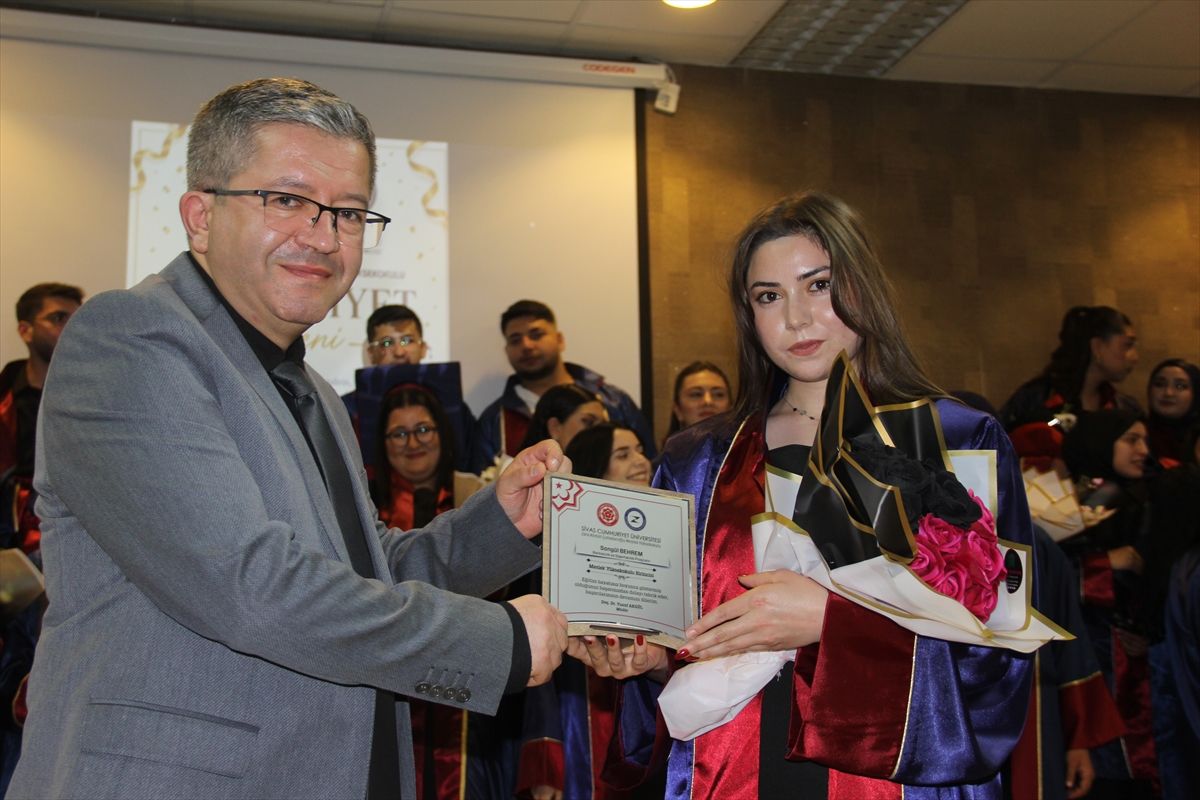 Zara'da üniversite öğrencileri mezuniyet sevinci yaşadı