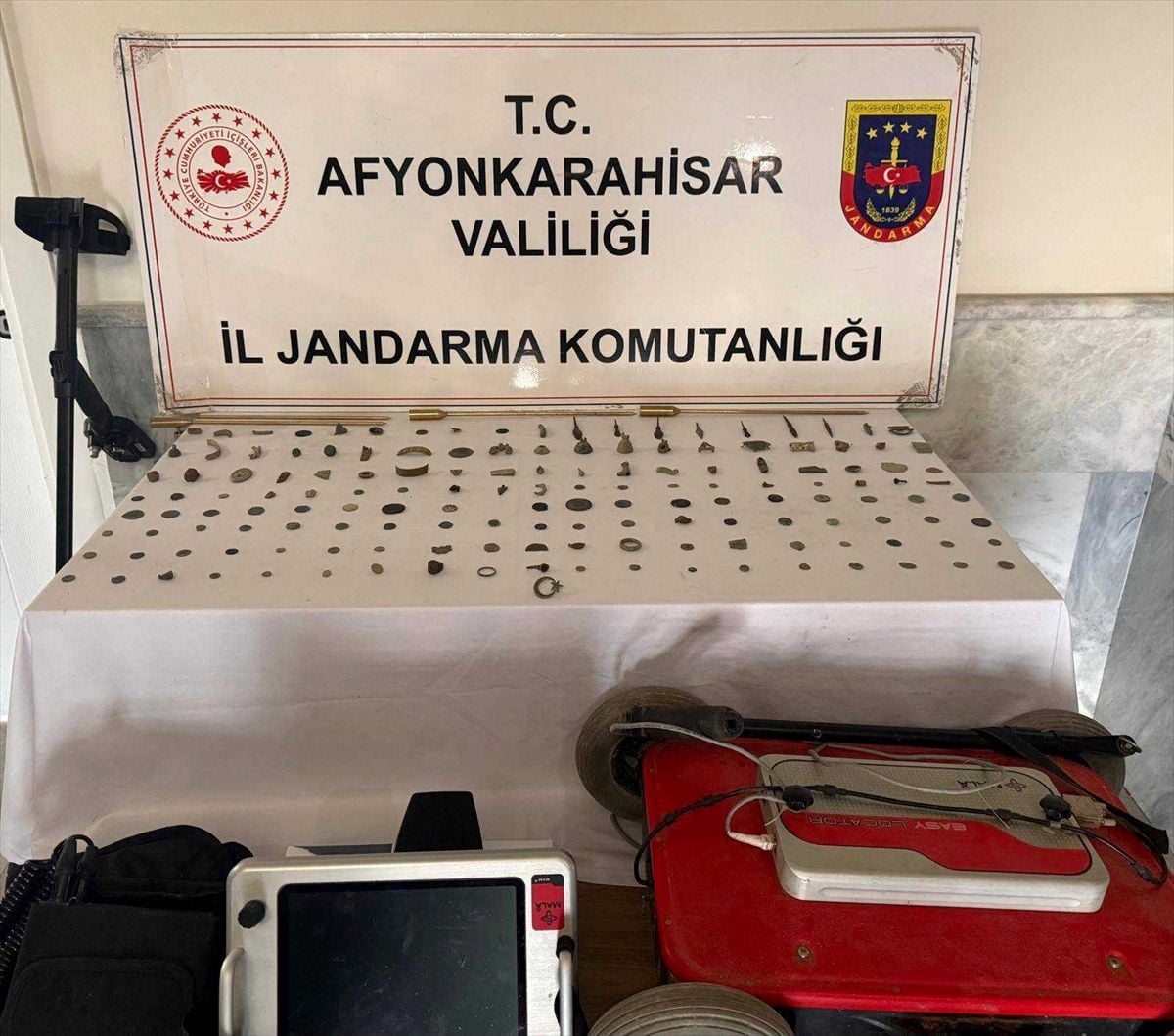 Afyonkarahisar'da 150 sikke ve obje ele geçirildi