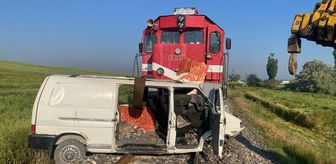 Afyonkarahisar'da yolcu treni hemzemin geçitte kamyonete çarptı