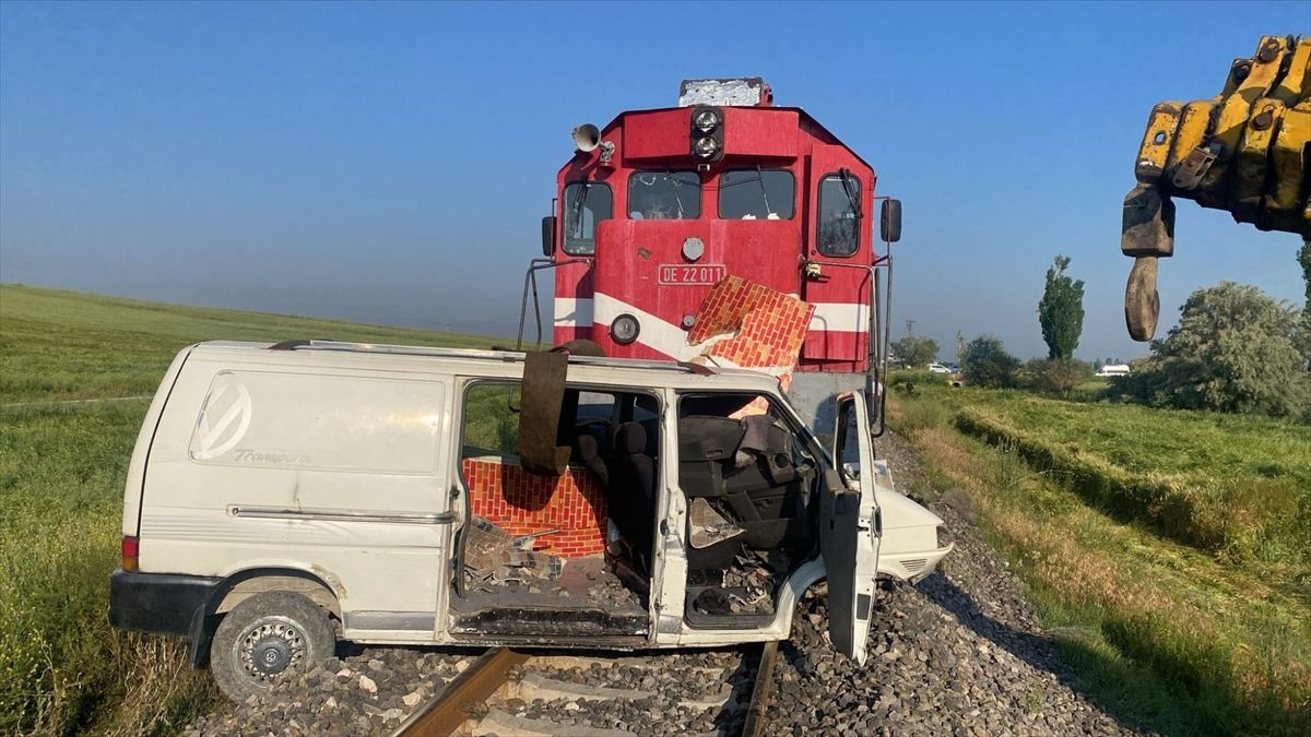 Afyonkarahisar'da yolcu treni hemzemin geçitte kamyonete çarptı