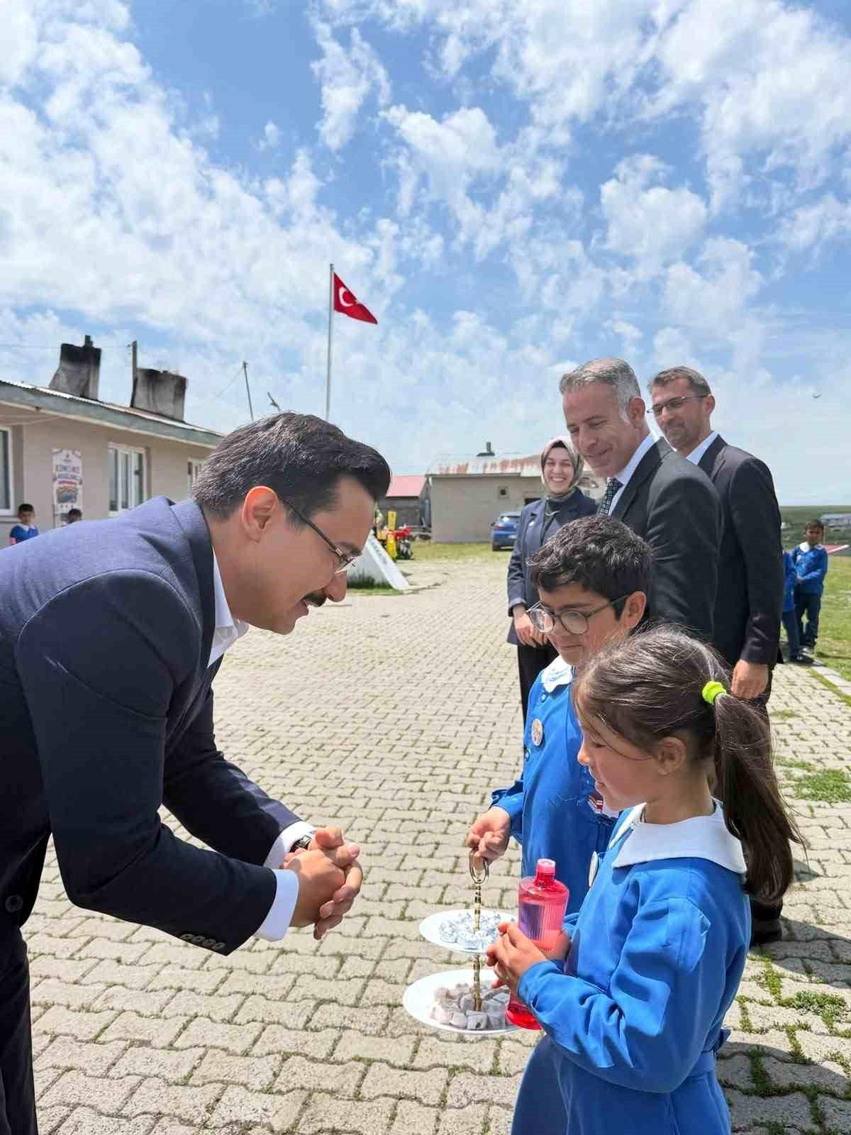 Akyaka Kaymakamı İsmail Demirtaş'tan köy okullarına yakın ilgi