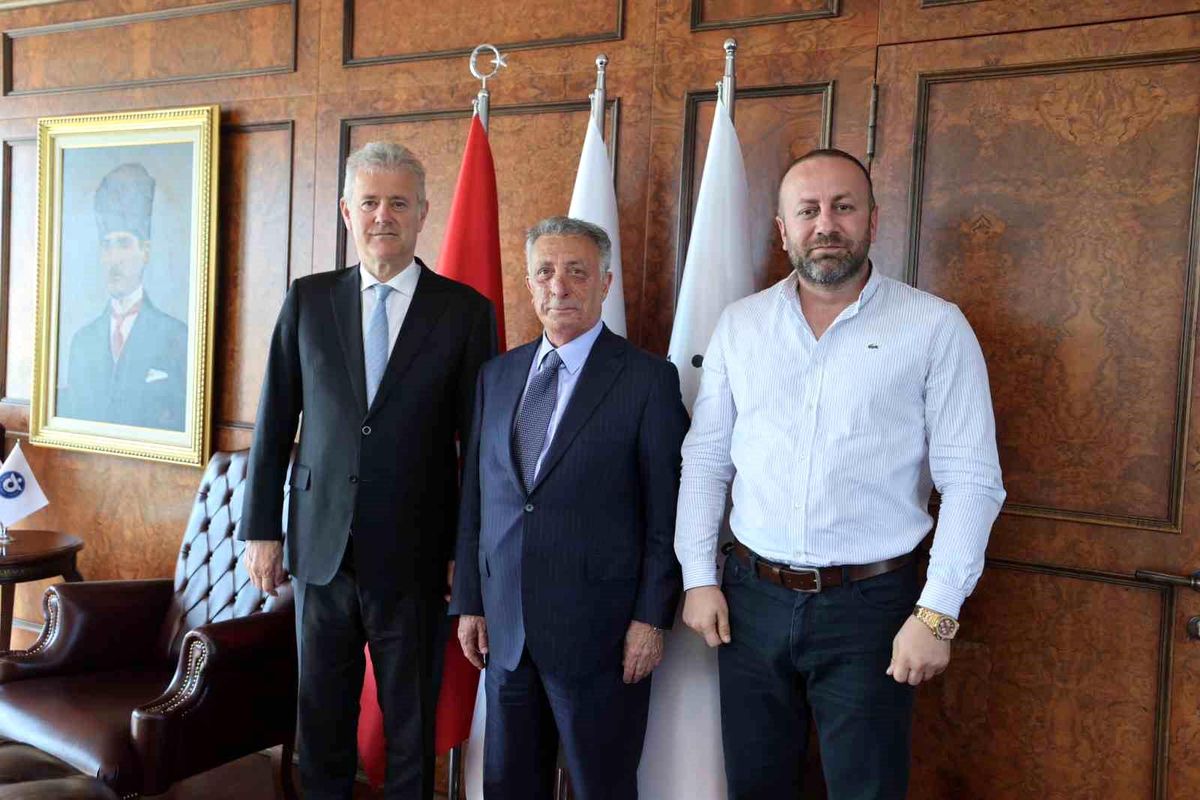 Altay Spor Kulübü Başkanı Sinan Kanlı, eski Beşiktaş Başkanı Ahmet Nur Çebi ve İZTO Başkanı Mahmut Özgener bir toplantı sırasında konuşurken.