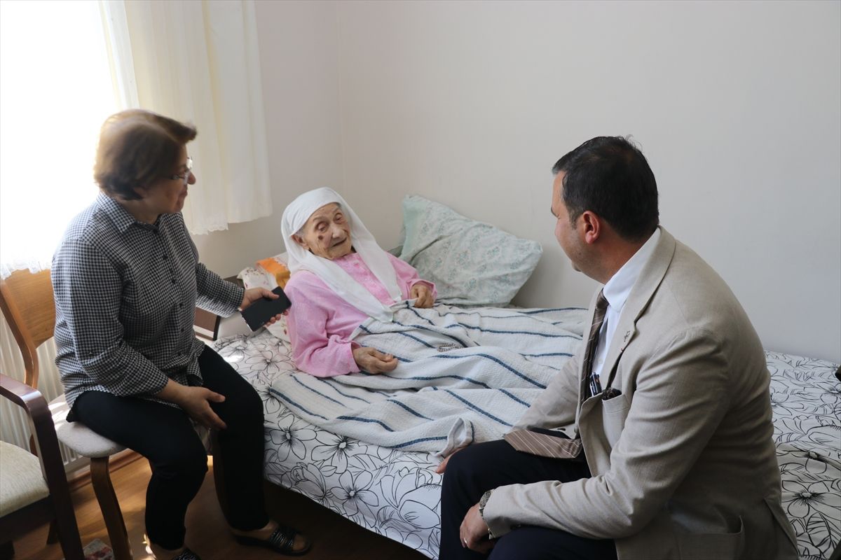 Amasya'da 101 yaşındaki Hacer Doğan'a sürpriz doğum günü kutlaması
