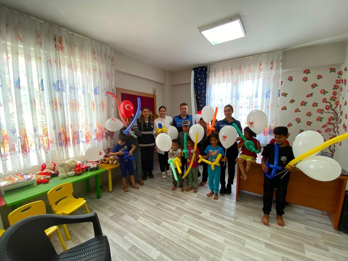 Anamur'da polis mevsimlik tarım işçilerinin çocuklarını bilgilendirdi