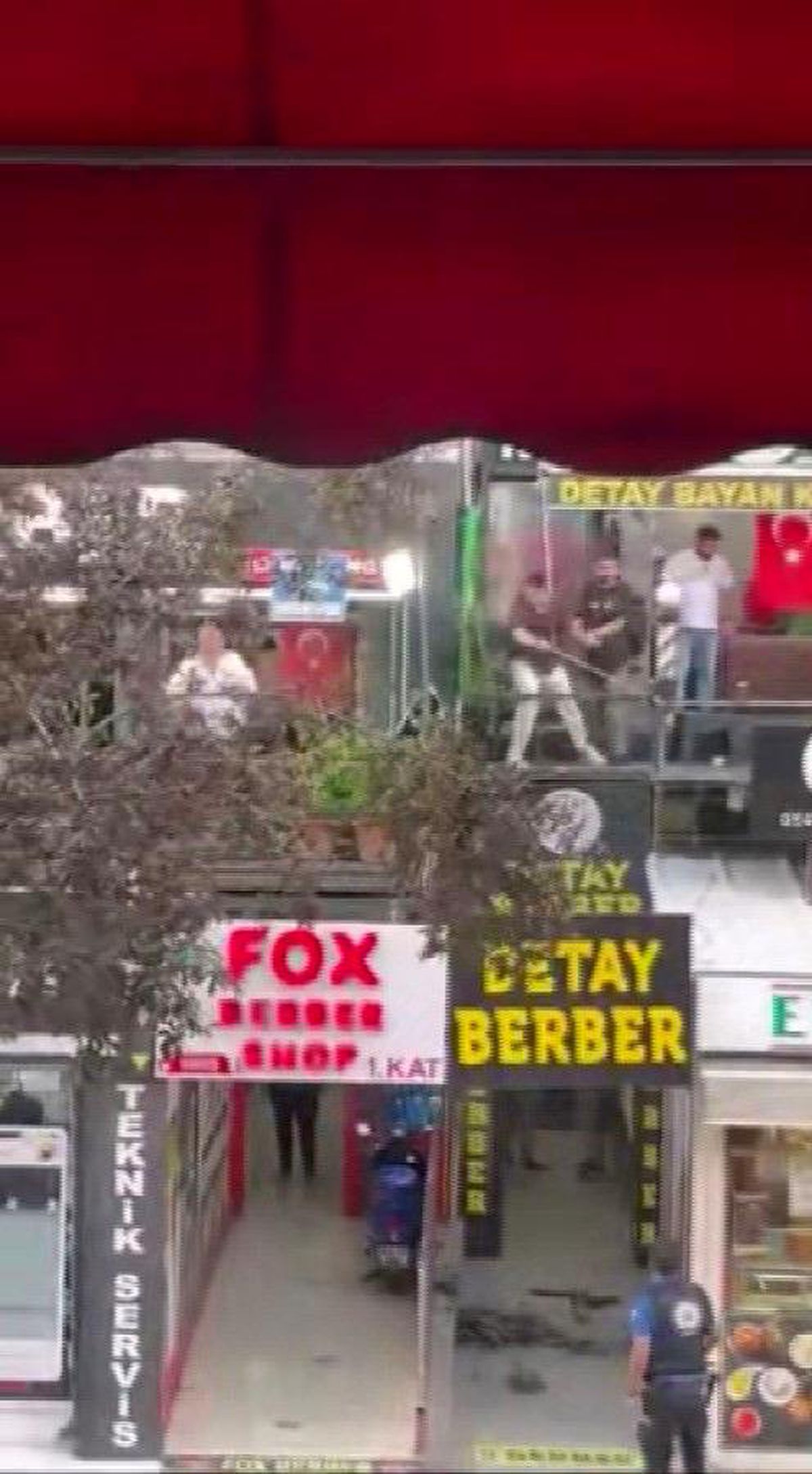 Ankara'da berberlerin sopalı kavgası kameraya yansıdı