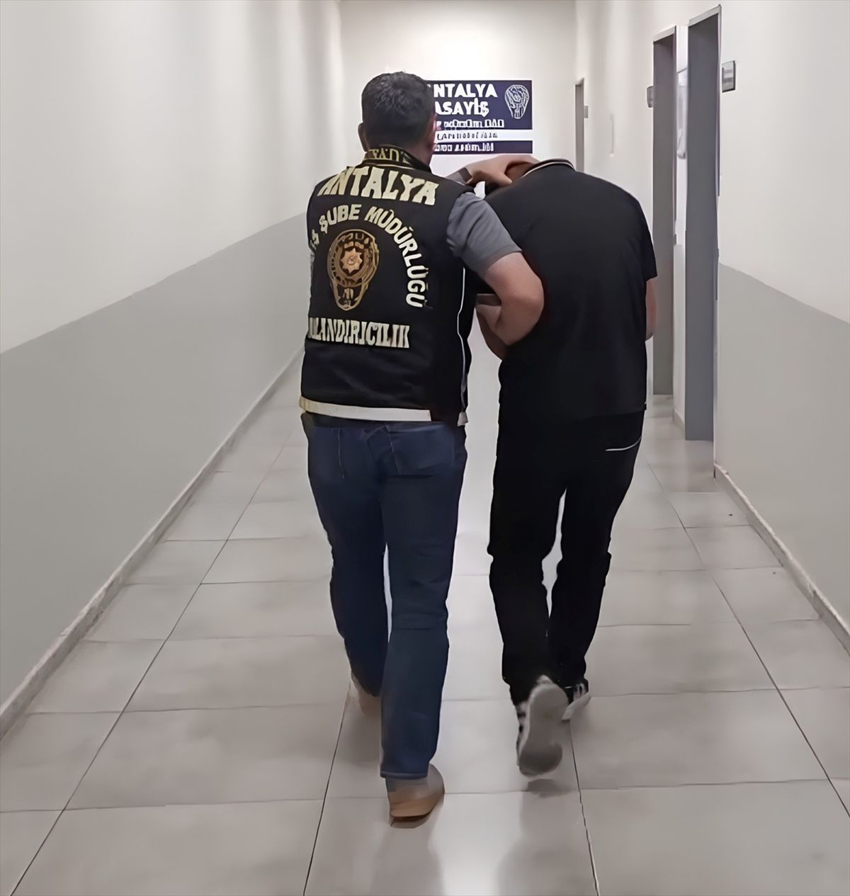 Antalya'da dolandırıcılık şüphelisi bankada para çekerken yakalandı