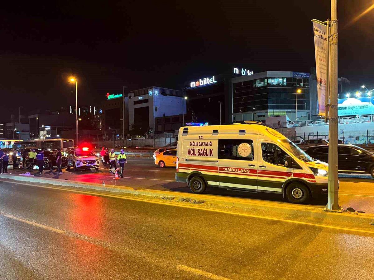 Bakırköy E5'te kontrolden çıkan motosiklet direğe çarptı: : 